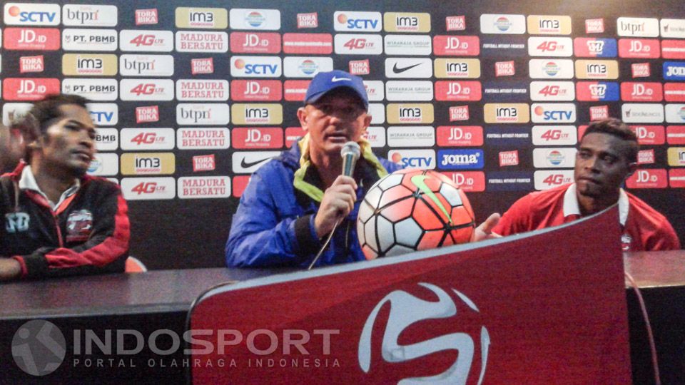 Pelatih Madura United, Gomes De Oliviera, menyebut Madura United masih berpeluang kembali ke puncak klasemen TSC 2016. Copyright: &copy; Ian Setiawan/INDOSPORT
